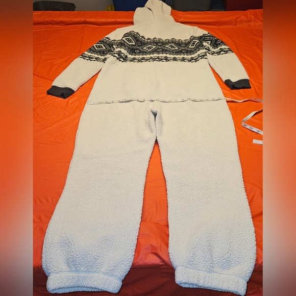 American Eagle Outfitter L/XL Winter White Sherpa w/Black Bear Hoodie E.U.C. - Picture 13 of 13